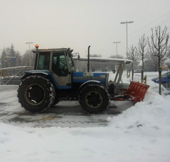 Trattore attrezzato per lo sgombero neve