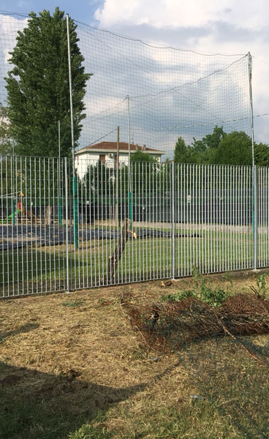 campo da calcio con recinzione in ferro e rete protezione alta