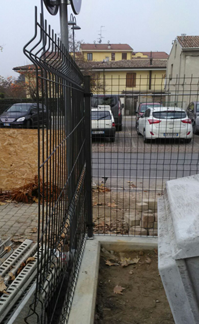 recinzione in rete con supporto in cemento