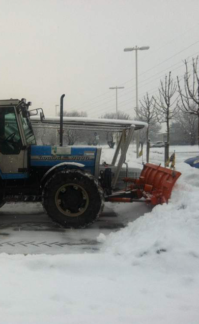 trattore sgombero neve parcheggio supermercato